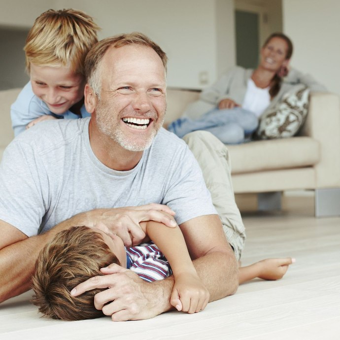 Familie die op de grond ligt met vloerverwarming