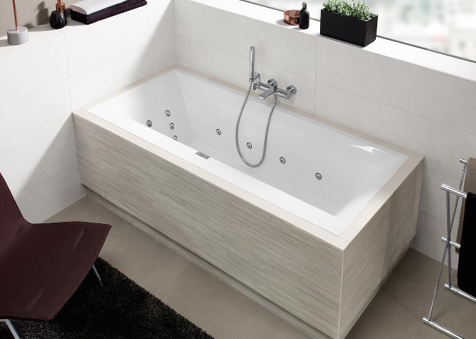 ligbadouligbad Villeroy & boch, moderne badkamer, systeembad, houten mantel als afwerking