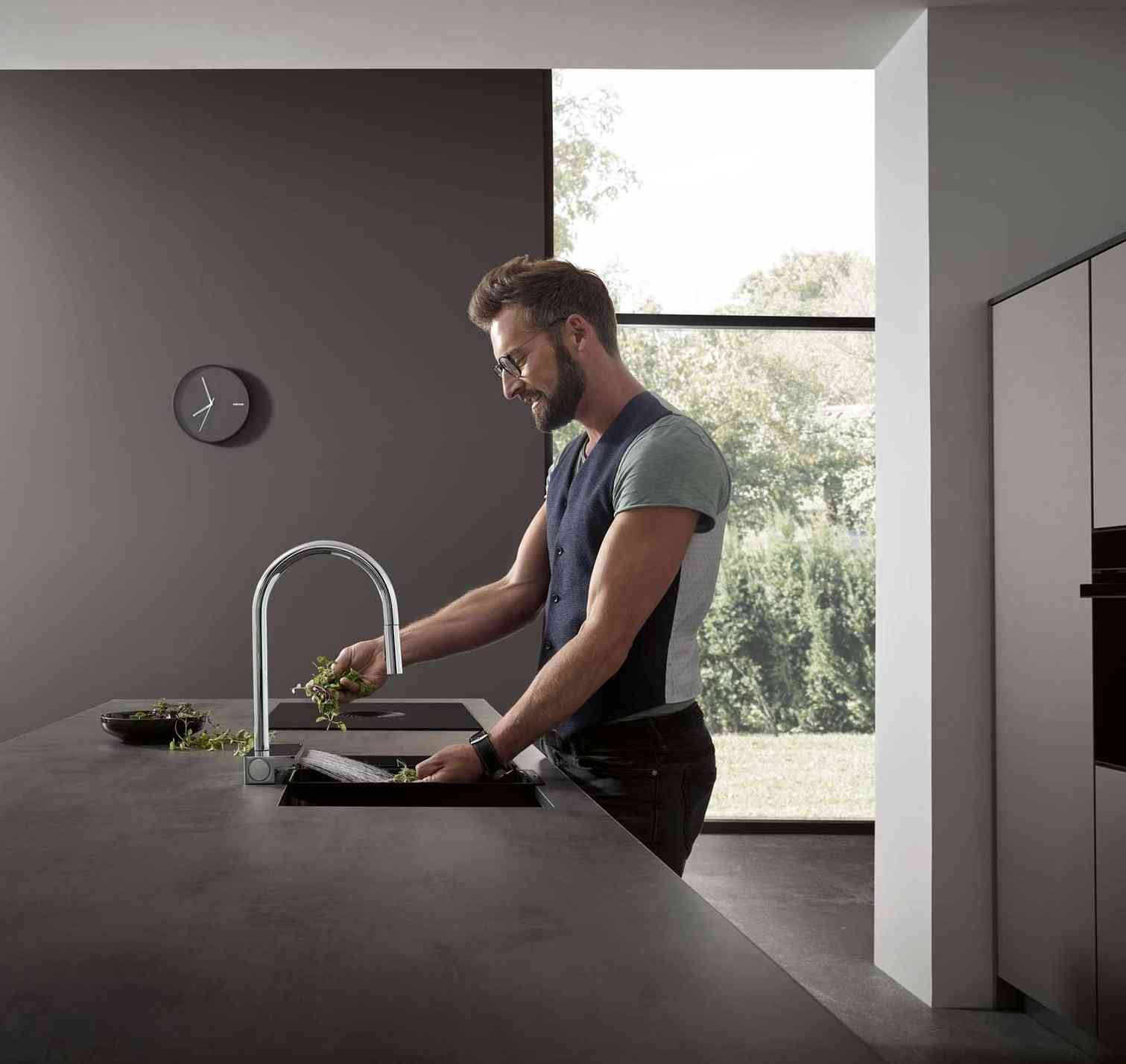 Hansgrohe keuken sfeerbeeld man in zwarte keuken