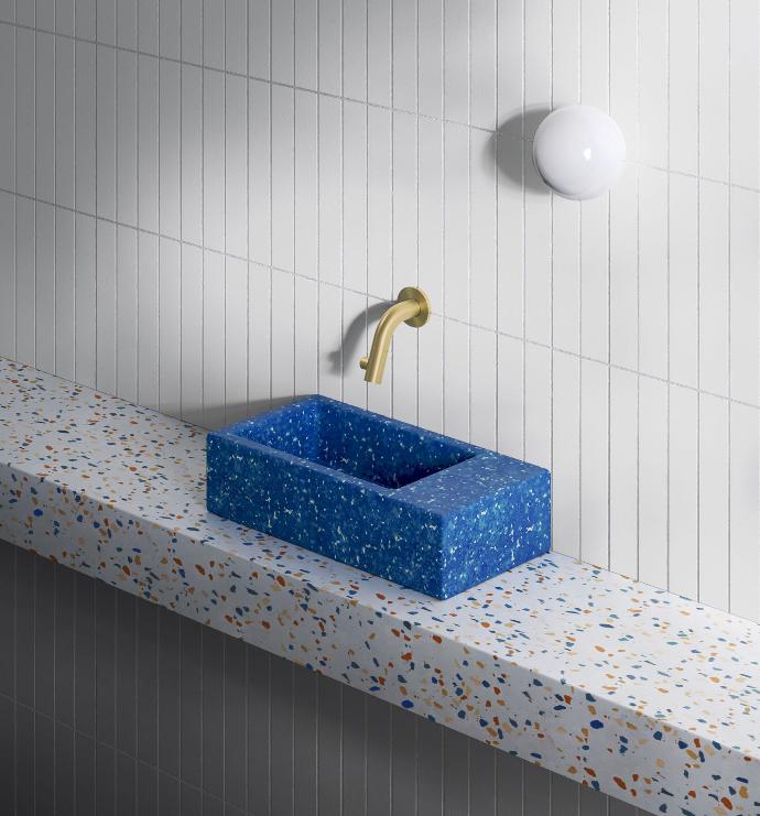 Clou handwasbakje blauw gerecycleerd met gouden muurkraan
