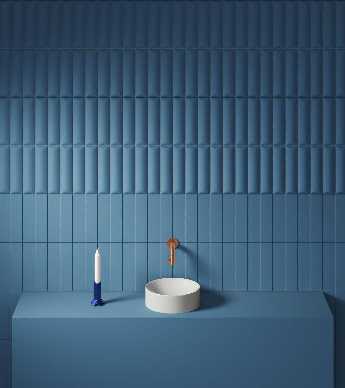 Clou handwasbakje, rond met gouden muurkraan, blauwe tegels