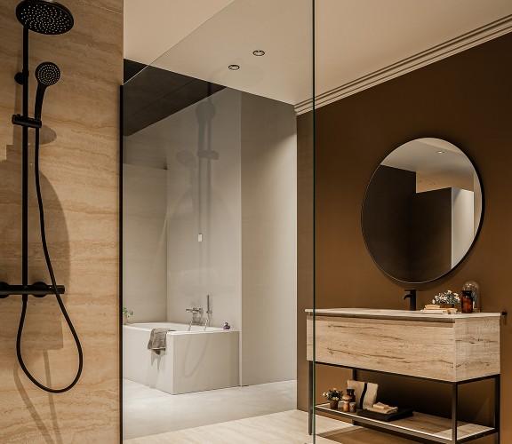 Parijs, Paris, trendbox badkamer, Sleurs meubel op zwart frame, travertin tegels in de douche