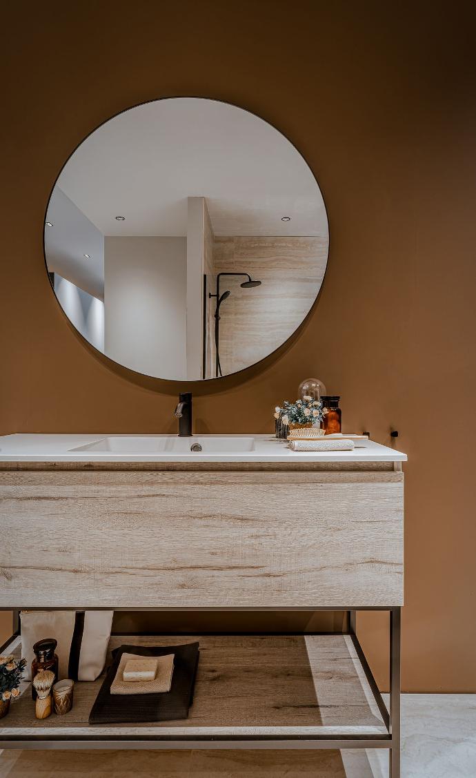 meubel ronde spiegel zwart kader, houten badkamermeubel, zwarte wastafelkraan