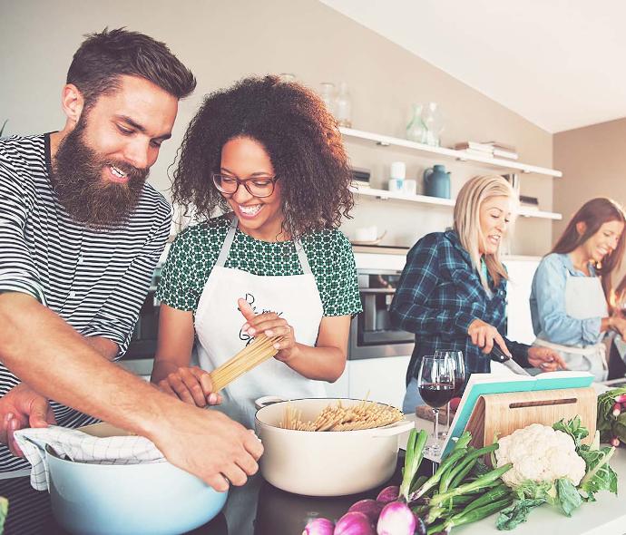 enjoy in de keuken , genieten in de keuken , koken met vrienden en familie, e