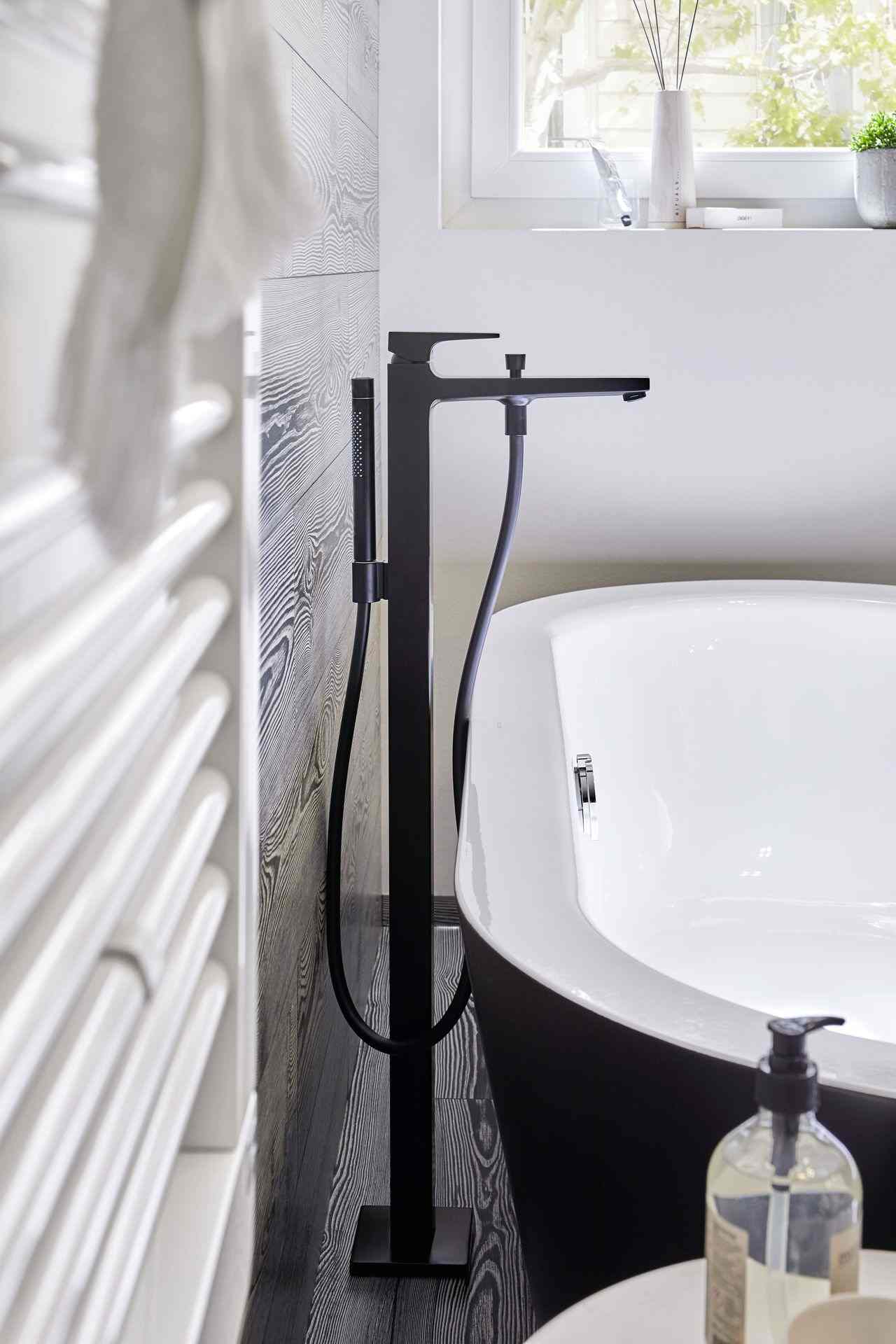Vrijstaande badkraan zwart in witte badkamer
