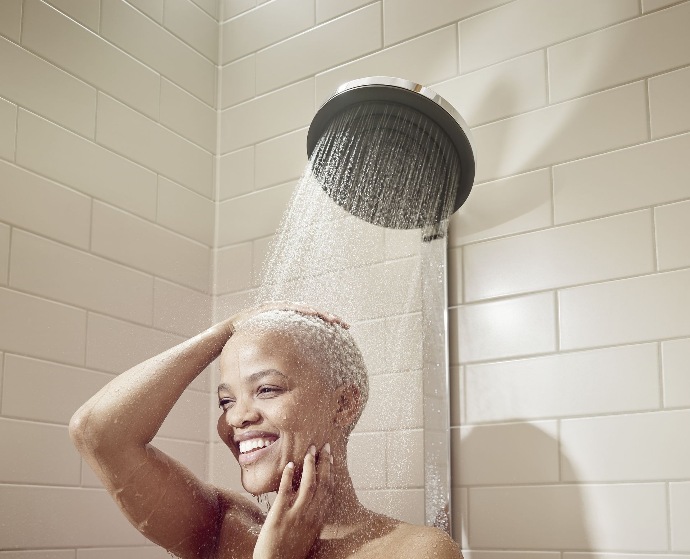 Vrouw die haar wast onder regendouche