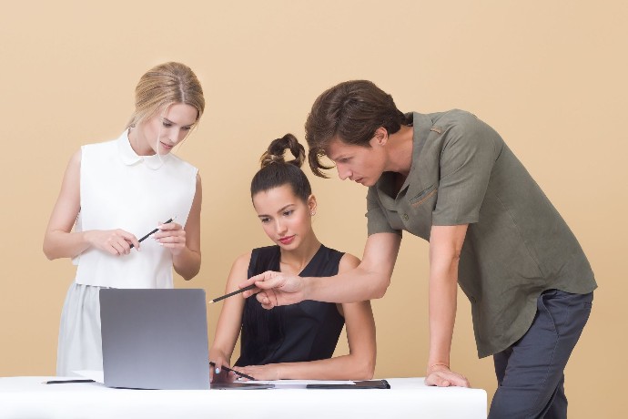 3 personen die iets aan het bespreken zijn