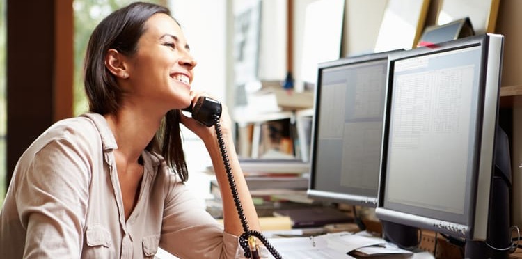 vrouw die aan het bellen is