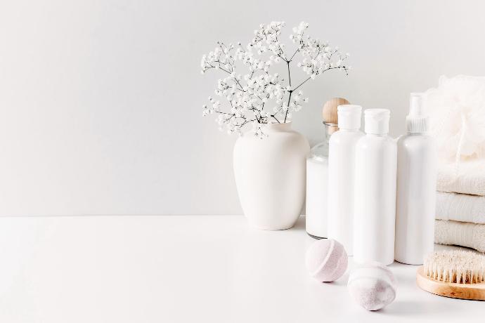 trend white satin sfeer accessoires witte vazen voor badkamer en keuken