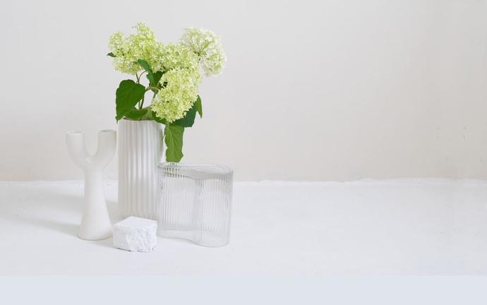 trend white Satin sfeer vaasjes en bloemen