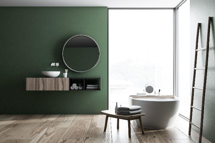 badkamer renovatie, sfeerbadkamer, trend green velvet, vrijstaand ligbad , meubel in hout, groene wand