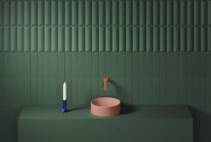 renovatie badkamer en keuken, trend Green velvet, handwasbakje roest kleur met gouden kraan in combinatie met groene tegels clou